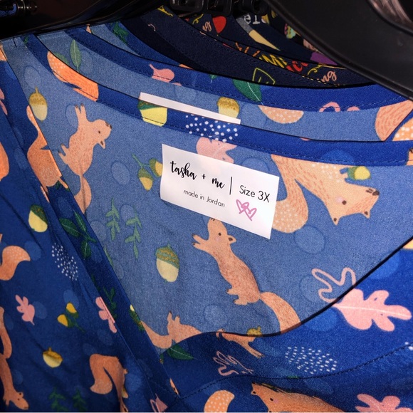 Tasha + Me Blue Squirrel Pattern Printed 2 pocket V-neck scrub top - Picture 10 of 14